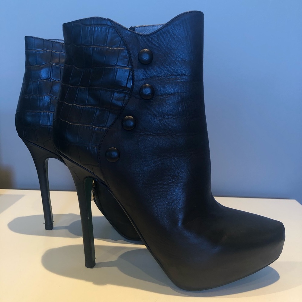 Black leather bootie